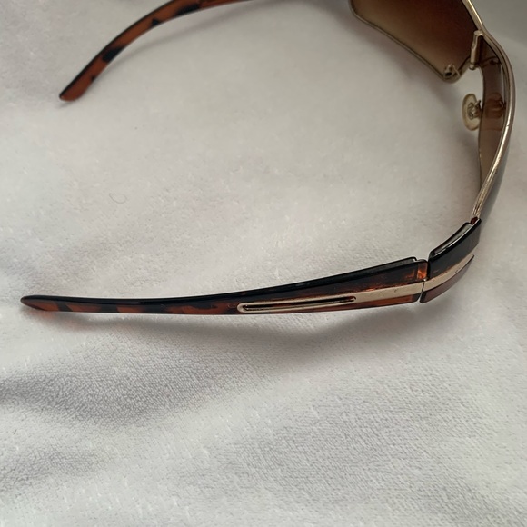 Y2K gold rimmed sunglasses - Picture 2 of 3